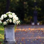 bloemstuk op begraafplaats