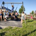 Kinderen spelen in buurtspeeltuin De Toppers op Urk.
