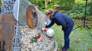 Opening monument Verloren Parel op begraafplaats Zeewolde